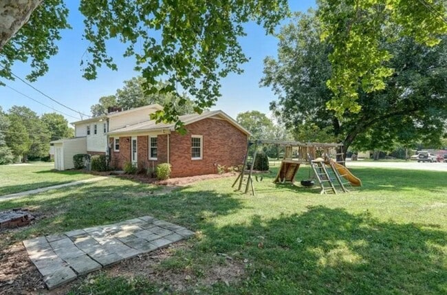 Building Photo - The Best of Both Worlds: Secluded Feel wit...