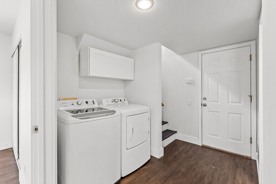 Building Photo - 111 E Oak Ave