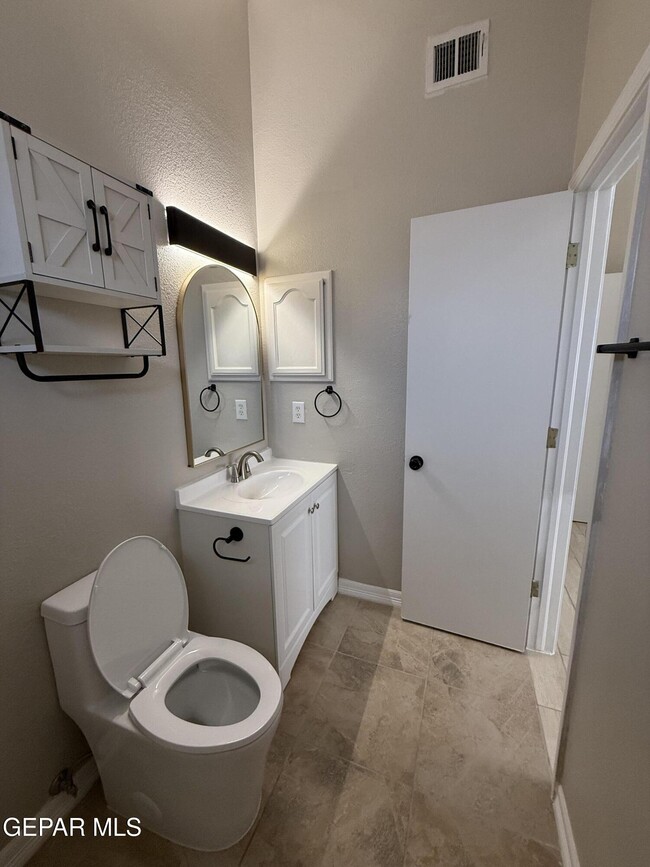 Building Photo - 9128 Bur Oak Cir