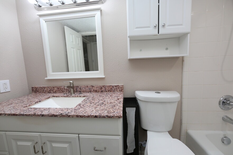Building Photo - 7727 Meadow Park Dr