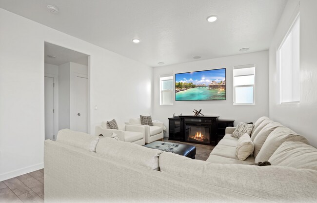 Building Photo - Cute 4-Bedroom Home in Vineyard!