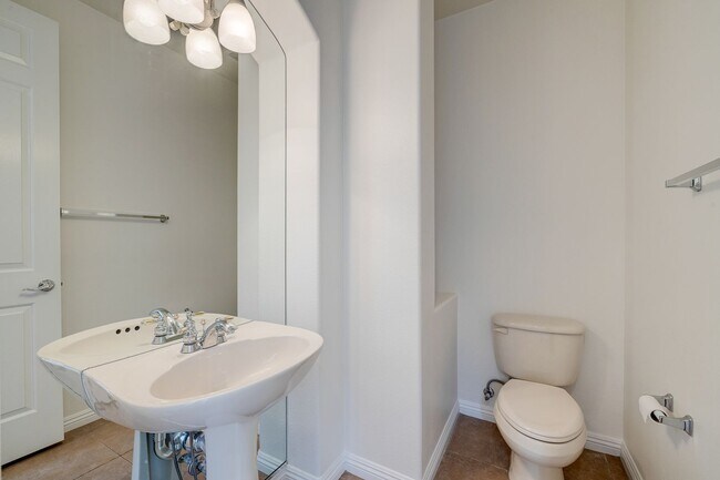 Building Photo - Beautiful 4Bd, 4Bth home in Guard Gated Community near Tivoli Village.