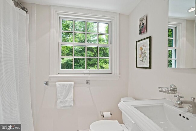 Building Photo - 5320 Albemarle St
