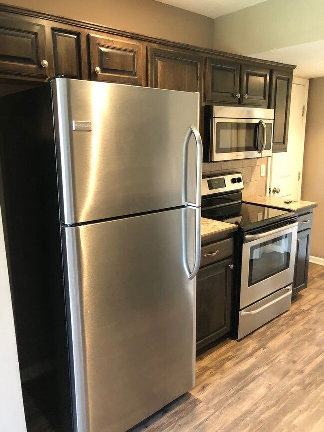 Building Photo - 3 Bed Townhome Grain Valley