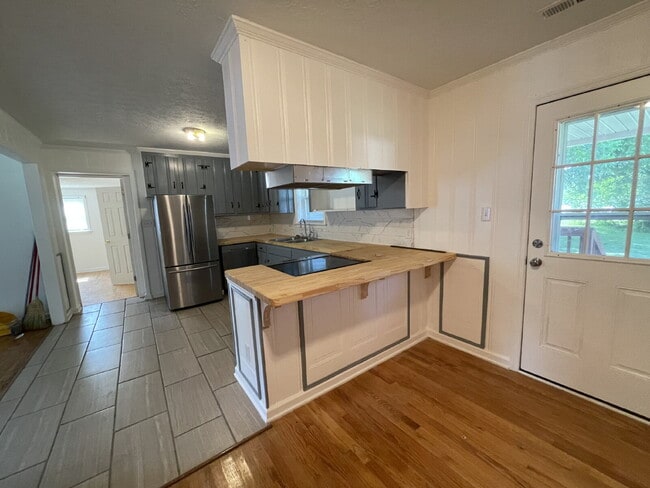 Building Photo - SPACIOUS BRICK RANCH in GOLDSBORO! 4 BR, 2 BA - FENCED-IN YARD *Convenient to SJAFB*