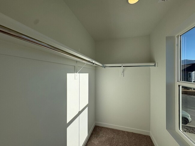 Building Photo - Gorgeous End-Unit Townhome in beautiful Sa...