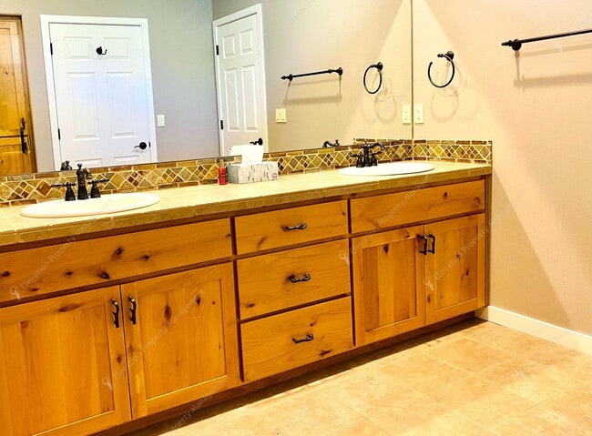 Building Photo - Experience Luxury Living in Broken Top wit...