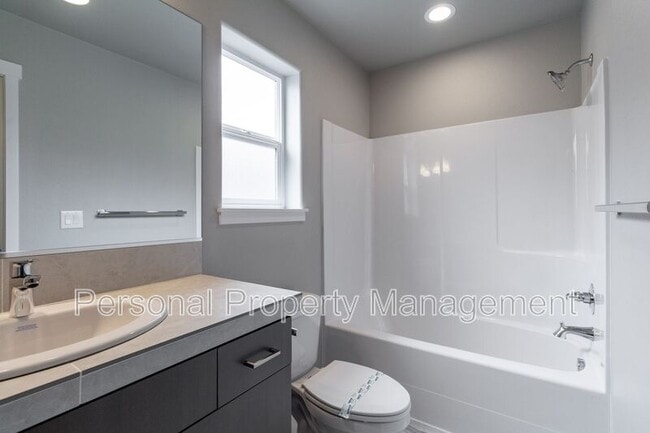 Building Photo - 4803 NE 37th Ct