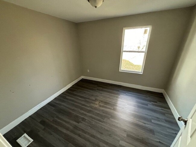 Building Photo - Section 8 Accepted: Affordable 3 Bed, 1 Ba...