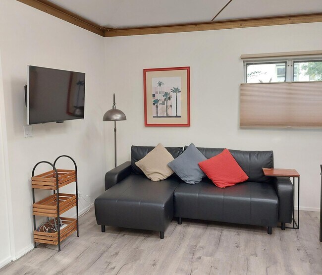 Building Photo - 1105 Palms Blvd