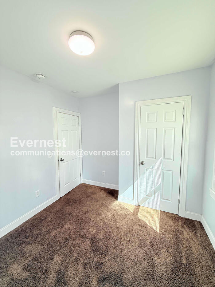 Building Photo - 2484 Woodmere St