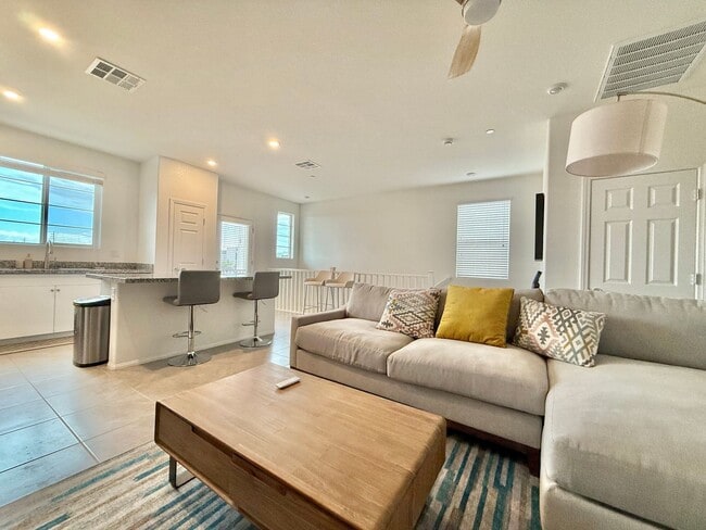 Building Photo - Beautiful 3bd/3bath home