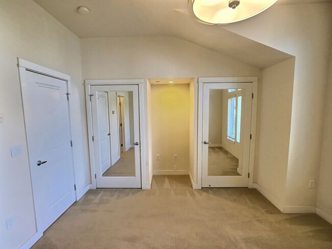 Building Photo - Ideally Located 3 Bedroom Townhouse with Cahill Park Views