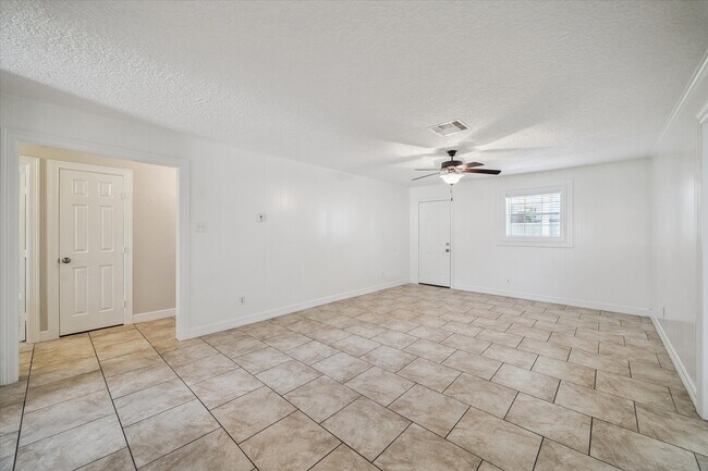 Building Photo - 23103 Berry Pine Dr
