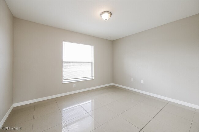 Building Photo - 404 Willowbrook Dr
