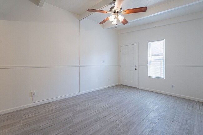 Building Photo - Updated townhome near Central Phx/Biltmore!