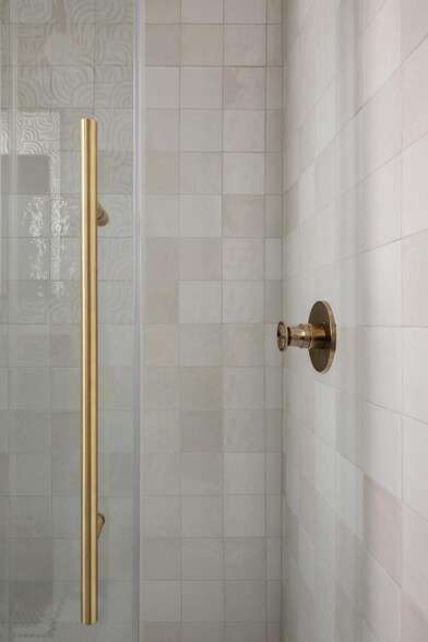 Building Photo - 1040 W Roscoe St