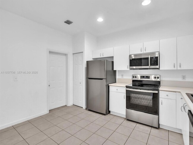 Building Photo - 3873 Tree Top Dr