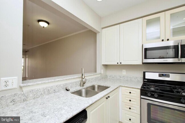 Building Photo - 2324 Henshaw Pl