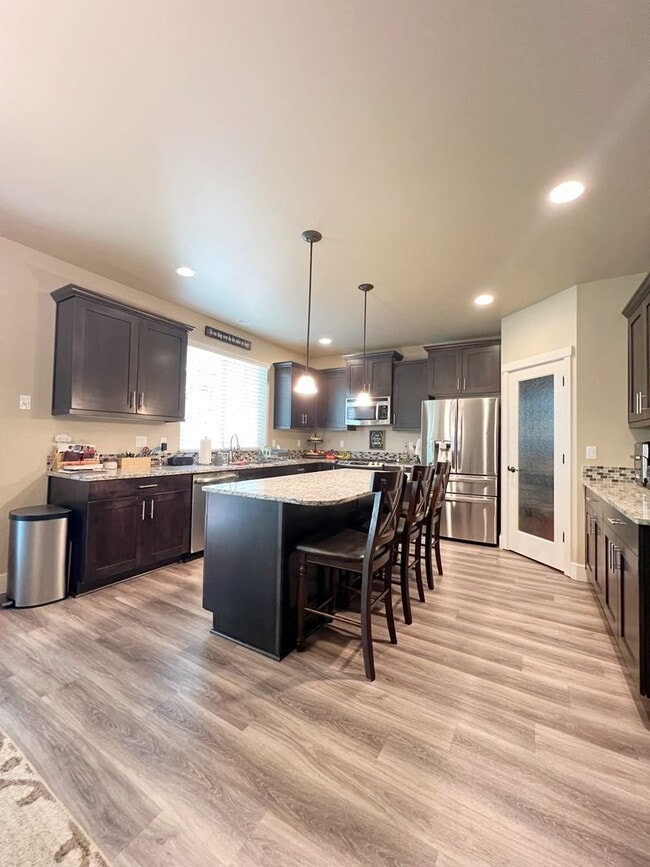 Building Photo - 4 Bedroom Home Bordering Covington and Kent