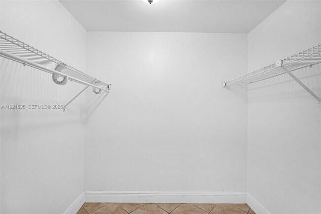 Building Photo - 3401 N Country Club Dr