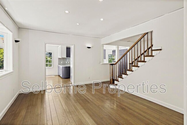 Building Photo - 25 Selborne Dr