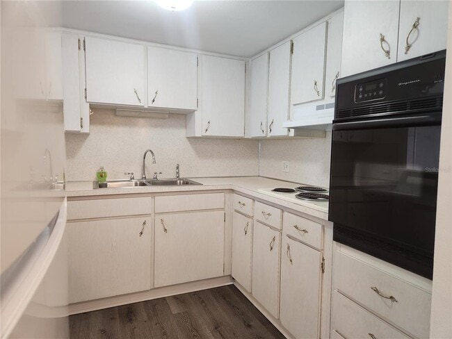 Building Photo - 2459 Columbia Dr