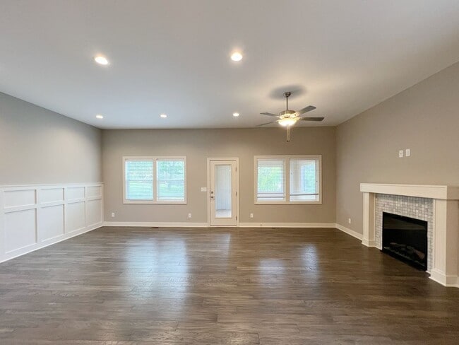 Building Photo - SEE IT NOW: Modern 3-Bedroom Townhome with...
