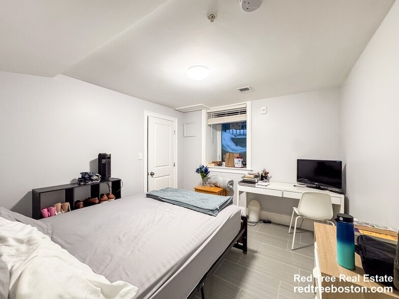 Building Photo - 62 Hecla St