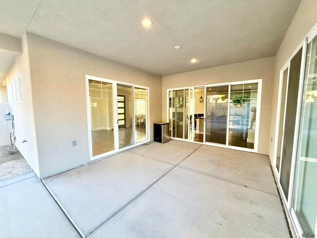 Building Photo - 1330 W Ridgeview Dr