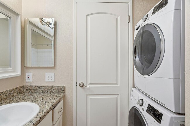 Building Photo - 1688 Branham Park Pl