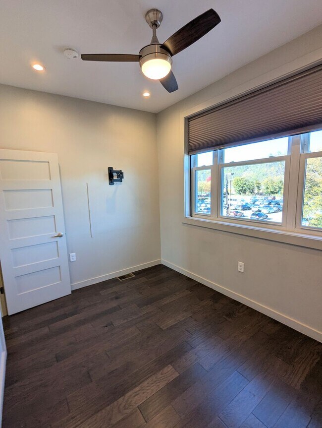 Building Photo - 3 Bedroom 2 Bathroom Single Family Home (L...