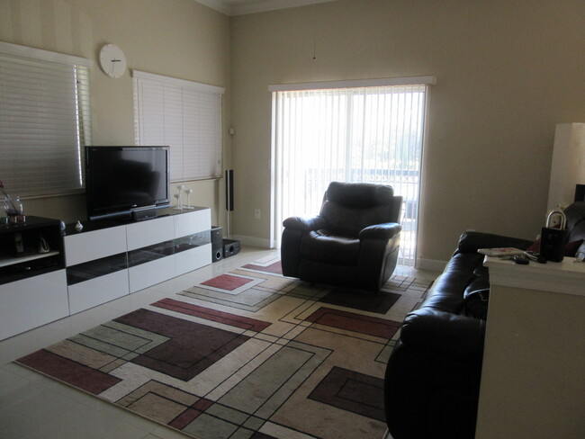 Building Photo - Lovely 3 BR / 2 BA Condo Located In Desira...