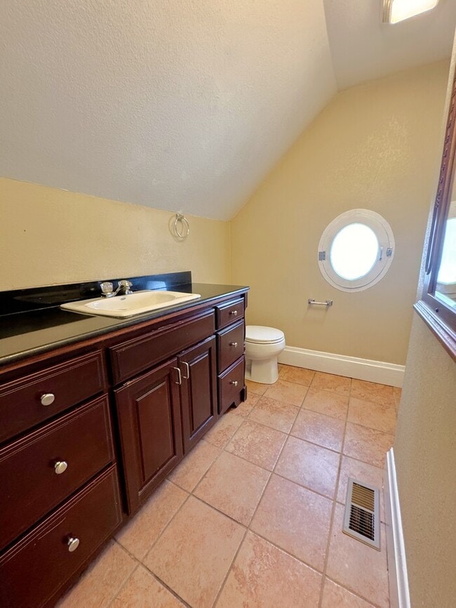 Building Photo - 6 Bedroom on Campus