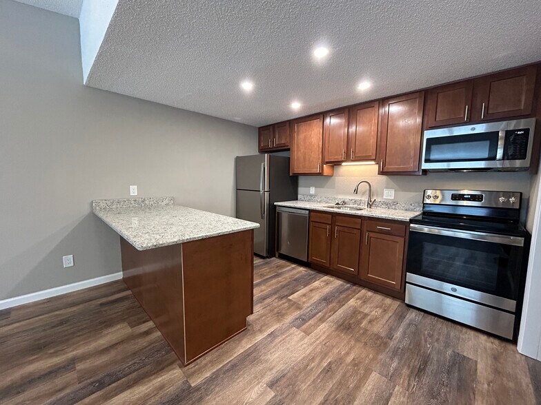 Building Photo - 121 Waterbury Ct