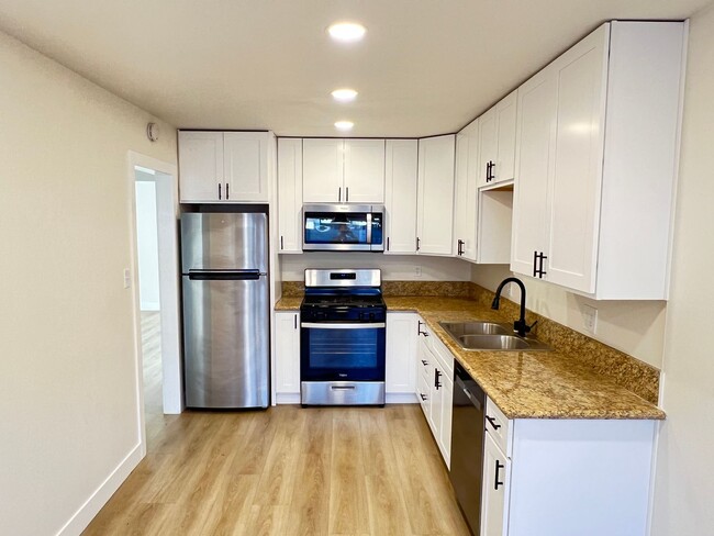 Building Photo - Beautifully Remodeled 1 Bedroom Condo in O...