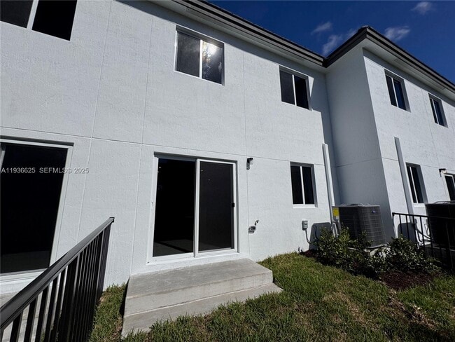 Building Photo - 5120 SW 37th St