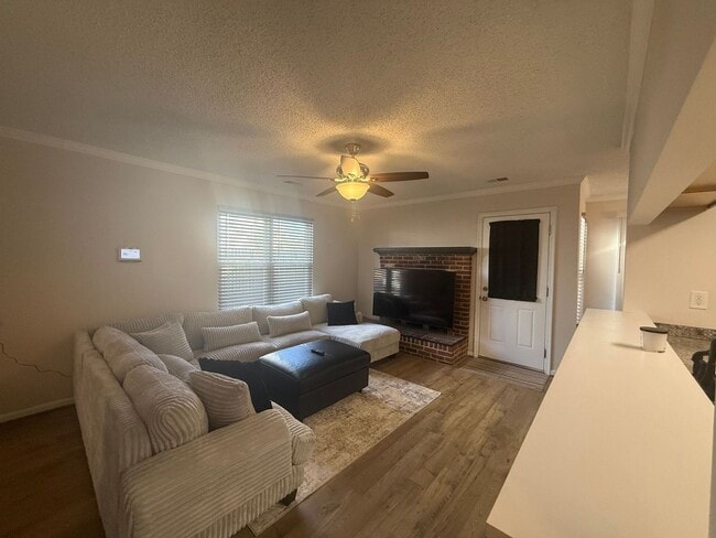 Building Photo - BeautifullyTownhome in Sought-After Indian Lakes * Ask Abut Our Zero Deposit*