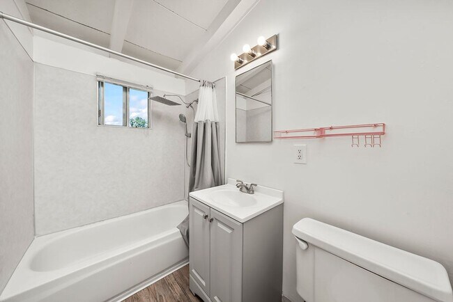 Building Photo - Charming 3 Bedroom 1 Bath Family Home