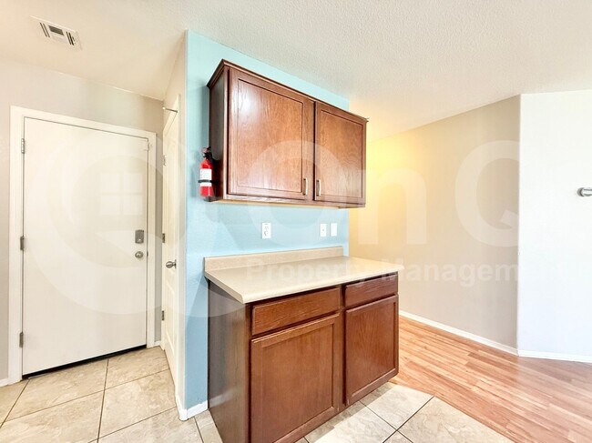 Building Photo - 1032 E Daniella Dr
