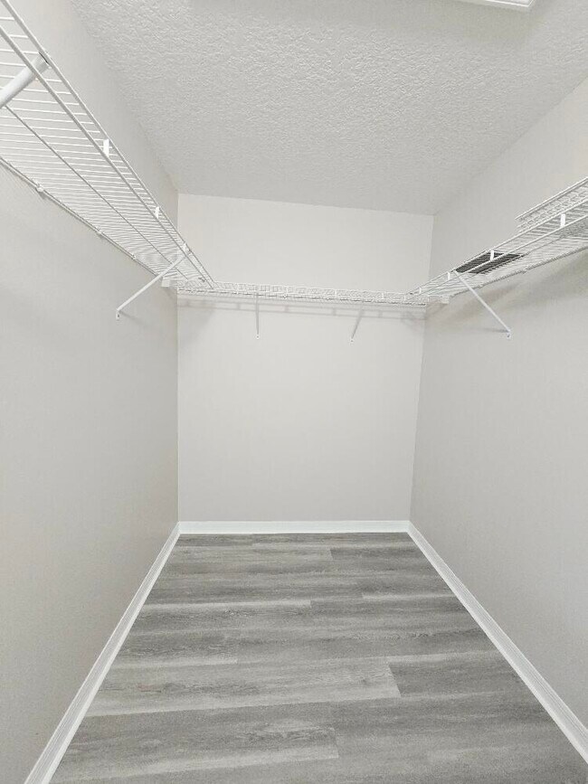 Building Photo - 329 River Bluff Ln