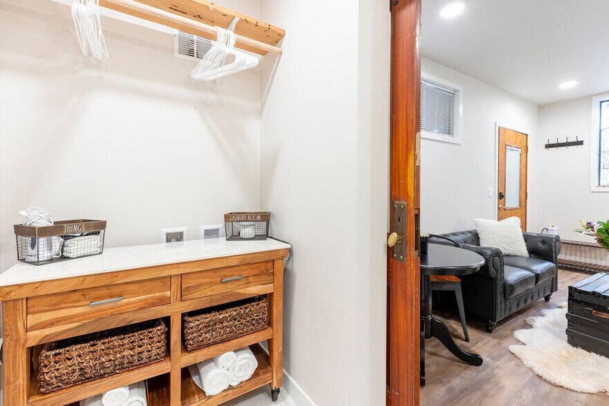 Building Photo - 611 N Cedar St