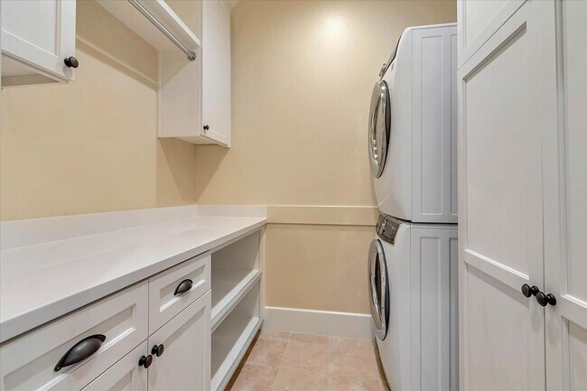 Building Photo - Beautiful Tri-Level 4 bedroom, 3.5 Bathroom, 2,150 SqFt Home in Downtown Campbell!