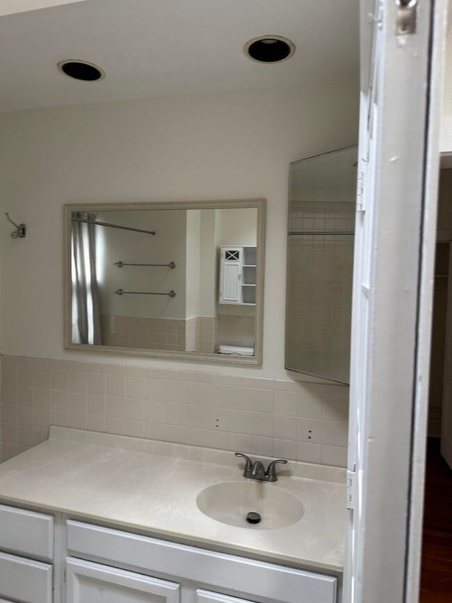 Building Photo - Large 3-bedroom house for rent in Wilmingt...