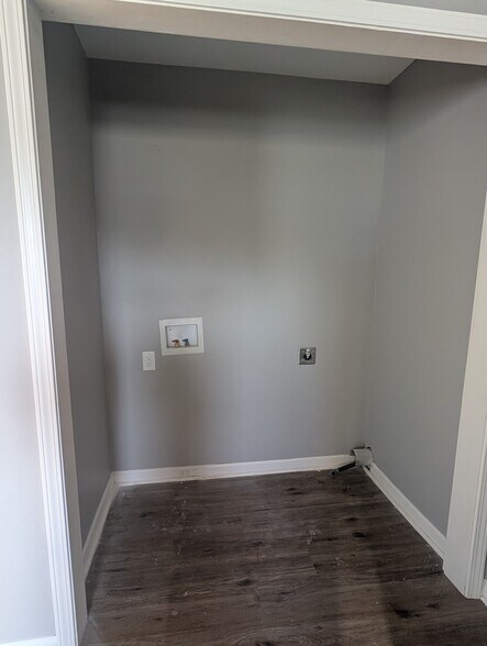 laundry hook up closet - 4910 Allen St