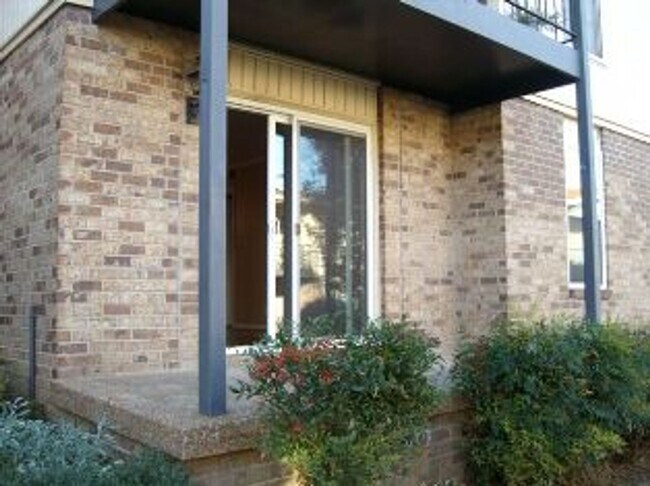 Building Photo - Single level Condo in Green Hills - $500 off