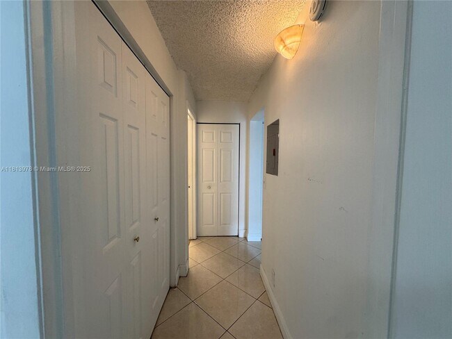 Building Photo - 9999 Summerbreeze Dr