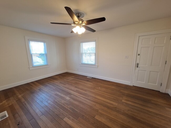 Building Photo - 10 Commodore Dr