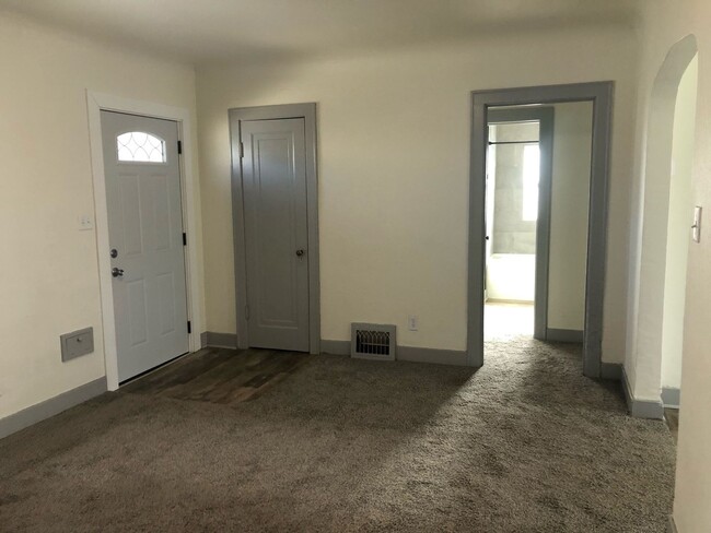 Building Photo - 4 bed 2 bath single family home