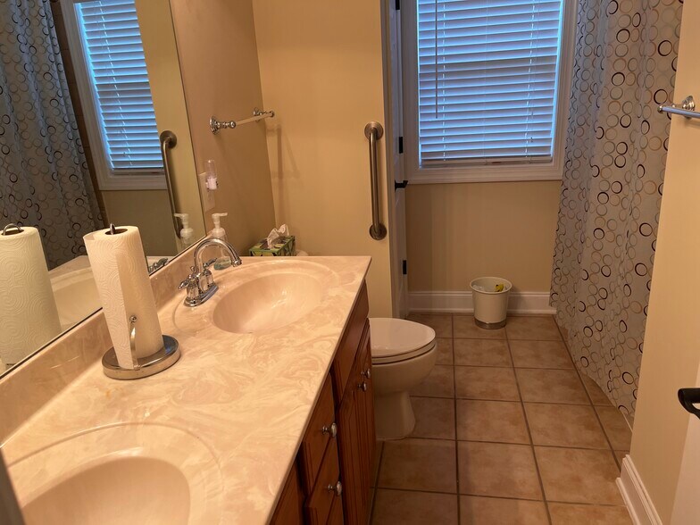Building Photo - 1012 Bellenden Dr